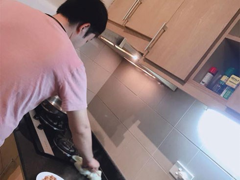 Nhìn cách ông chồng chăm vợ ốm, chị em nào cũng phải xuýt xoa không ngớt
