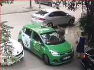 Tranh cãi về việc đỗ xe, chủ xe mercedes cầm gạch đánh tài xế taxi