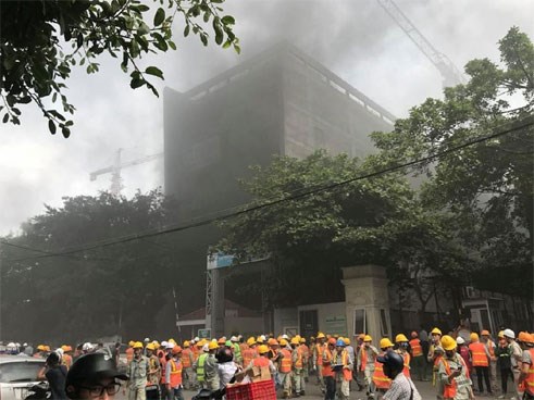 Hà Nội: Cháy ở bệnh viện Việt - Pháp, cột khói bốc cao hàng chục mét