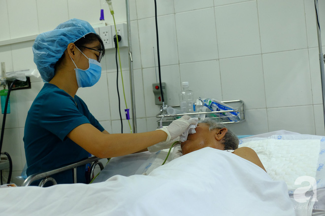 Sau câu hỏi cha chết chưa, vợ chồng con trai bỏ mặc cha già thoi thóp tại BV-1