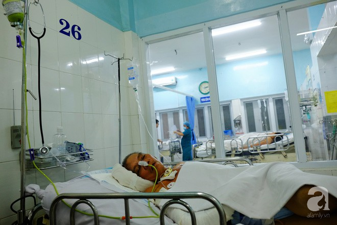 Sau câu hỏi cha chết chưa, vợ chồng con trai bỏ mặc cha già thoi thóp tại BV-5