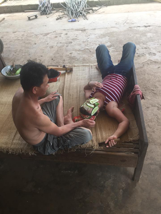 Bố ra vườn hái dưa chuột đắp mặt nạ cho mẹ: Hình ảnh đẹp nhất ngày hôm nay-1