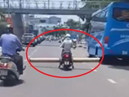 Thót tim cảnh nữ “Ninja Lead” chở thanh chắn dài 4m thản nhiên phóng trên đường