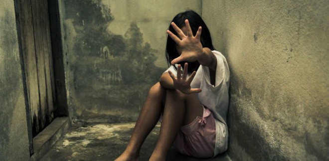 Người đàn ông cưỡng bức 2 con gái riêng của vợ rồi còn đổ lỗi cho vợ khiến anh ta không thể kiểm soát được mình-1