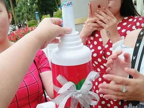 Mời đám bạn thân ăn cưới, cô gái nhận được quà vừa lầy vừa