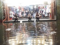 Hà Nội: Chợ Nhà Xanh ngập sâu gần 1 mét sau mưa lớn, tiểu thương hốt hoảng thu dọn hàng hóa