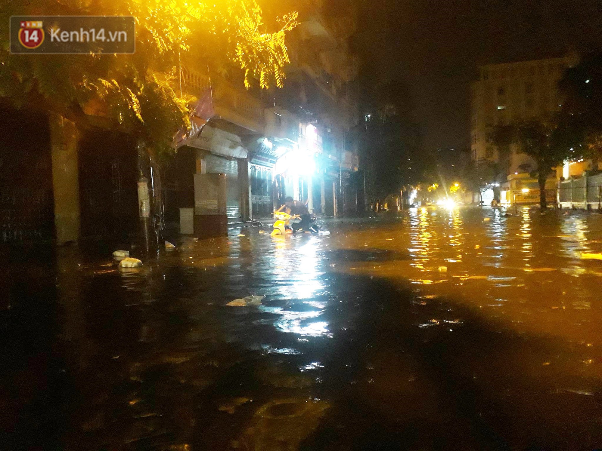 Hà Nội: Chợ Nhà Xanh ngập sâu gần 1 mét sau mưa lớn, tiểu thương hốt hoảng thu dọn hàng hóa-1