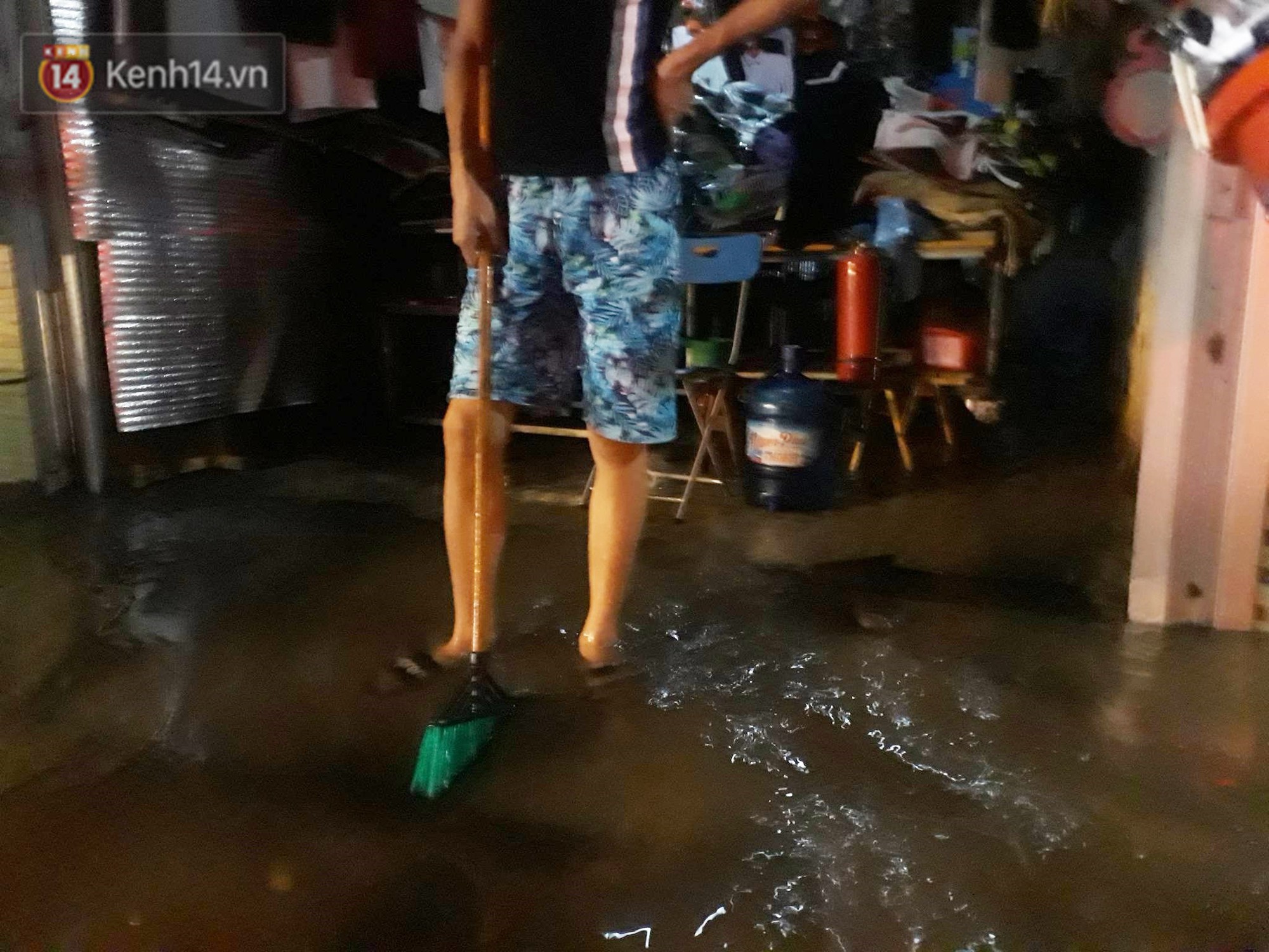 Hà Nội: Chợ Nhà Xanh ngập sâu gần 1 mét sau mưa lớn, tiểu thương hốt hoảng thu dọn hàng hóa-6