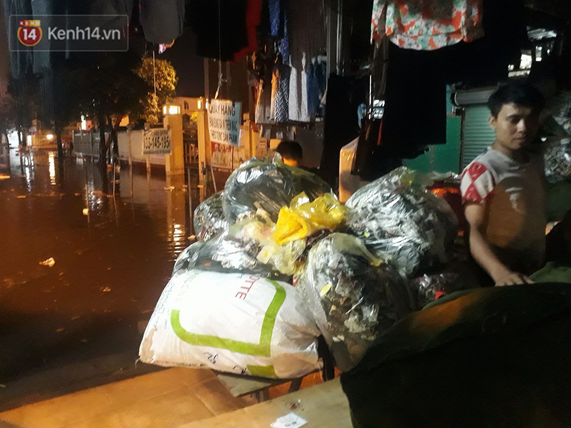 Hà Nội: Chợ Nhà Xanh ngập sâu gần 1 mét sau mưa lớn, tiểu thương hốt hoảng thu dọn hàng hóa-3