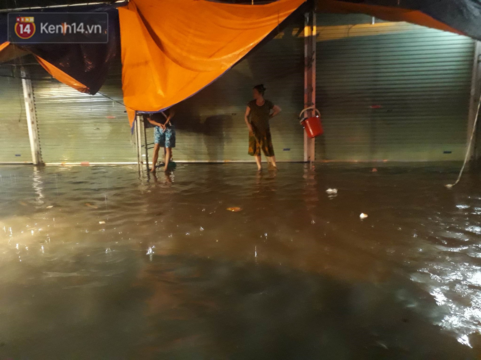 Hà Nội: Chợ Nhà Xanh ngập sâu gần 1 mét sau mưa lớn, tiểu thương hốt hoảng thu dọn hàng hóa-4