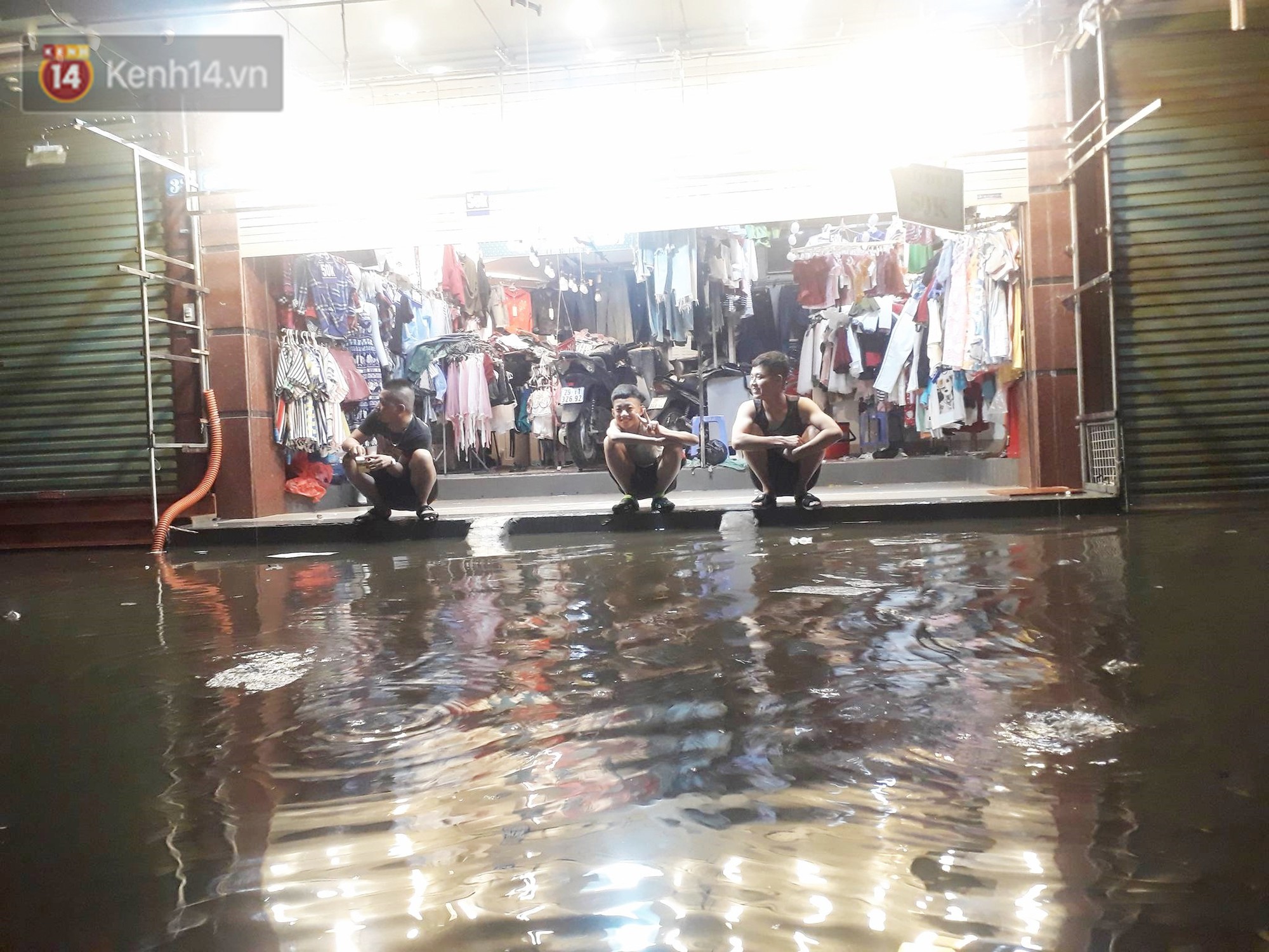Hà Nội: Chợ Nhà Xanh ngập sâu gần 1 mét sau mưa lớn, tiểu thương hốt hoảng thu dọn hàng hóa-5