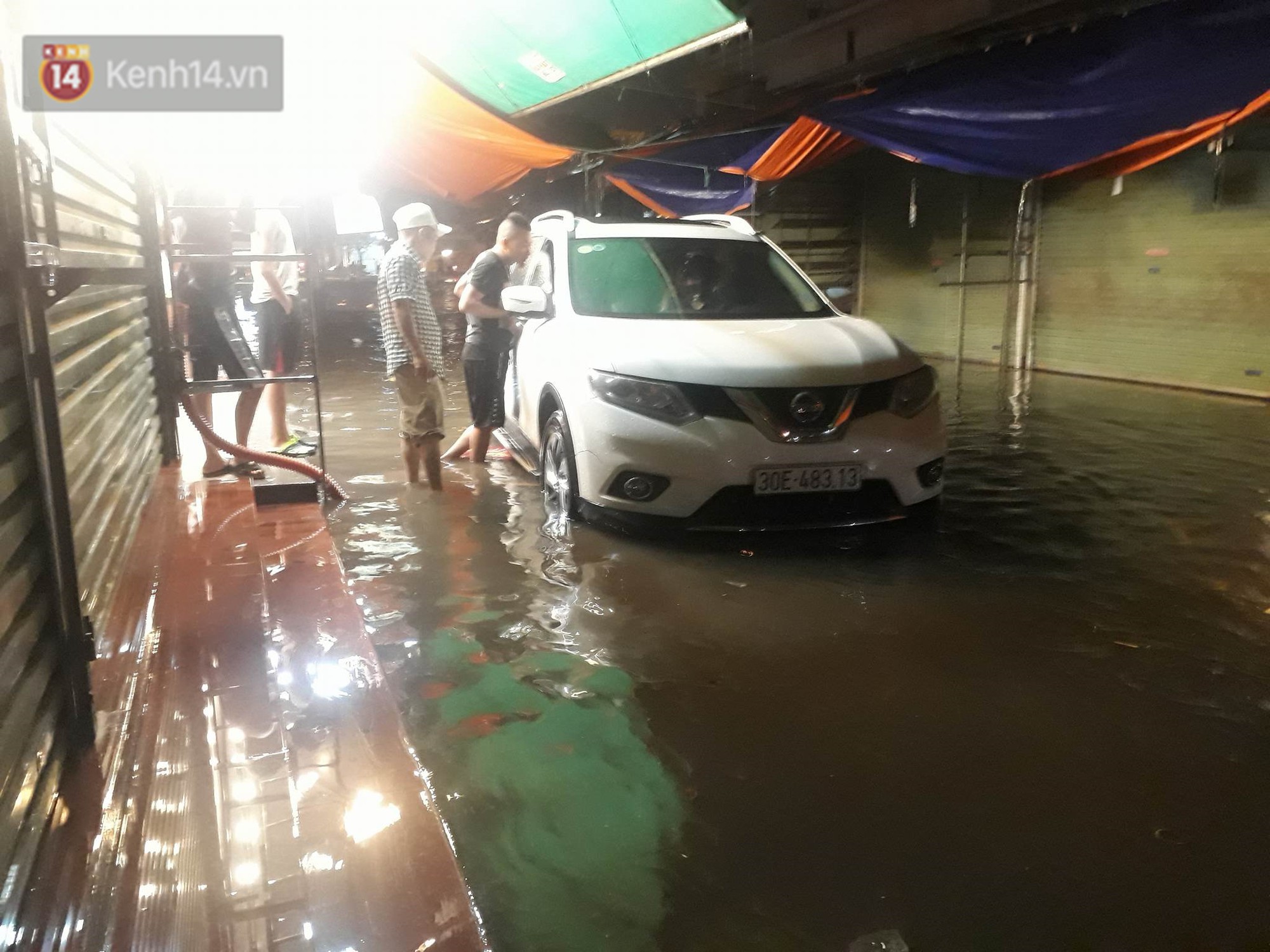 Hà Nội: Chợ Nhà Xanh ngập sâu gần 1 mét sau mưa lớn, tiểu thương hốt hoảng thu dọn hàng hóa-2