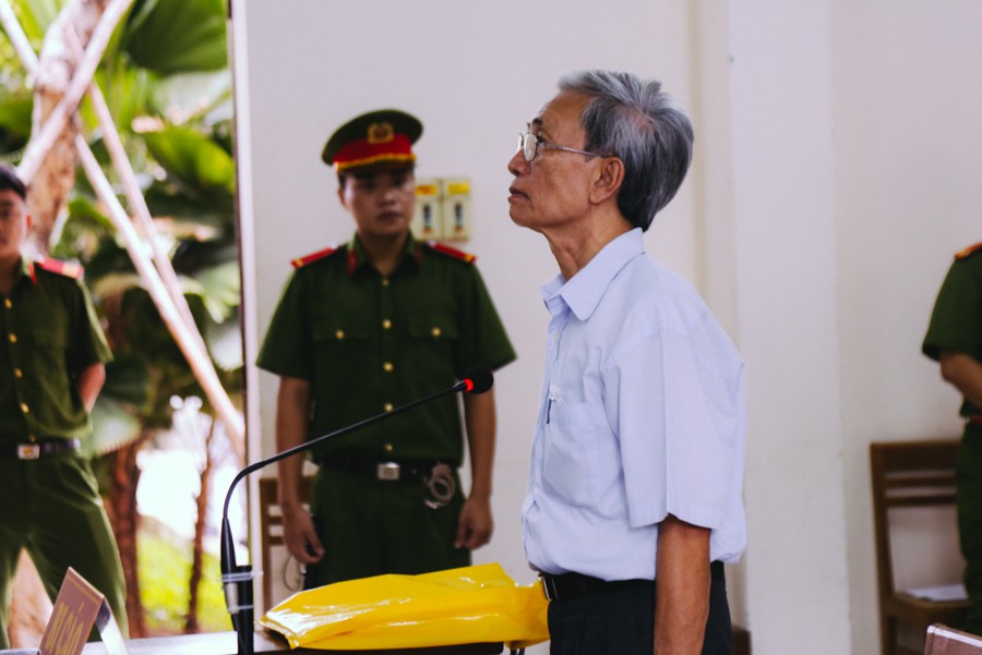 Luật sư của bị cáo 77 tuổi phạm tội dâm ô với trẻ em: Tôi còn muốn toà tuyên vô tội chứ không chỉ giảm xuống 18 tháng tù treo”-3