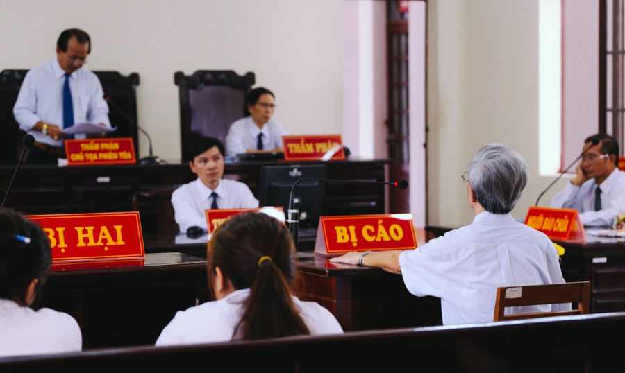 Luật sư của bị cáo 77 tuổi phạm tội dâm ô với trẻ em: Tôi còn muốn toà tuyên vô tội chứ không chỉ giảm xuống 18 tháng tù treo”-1