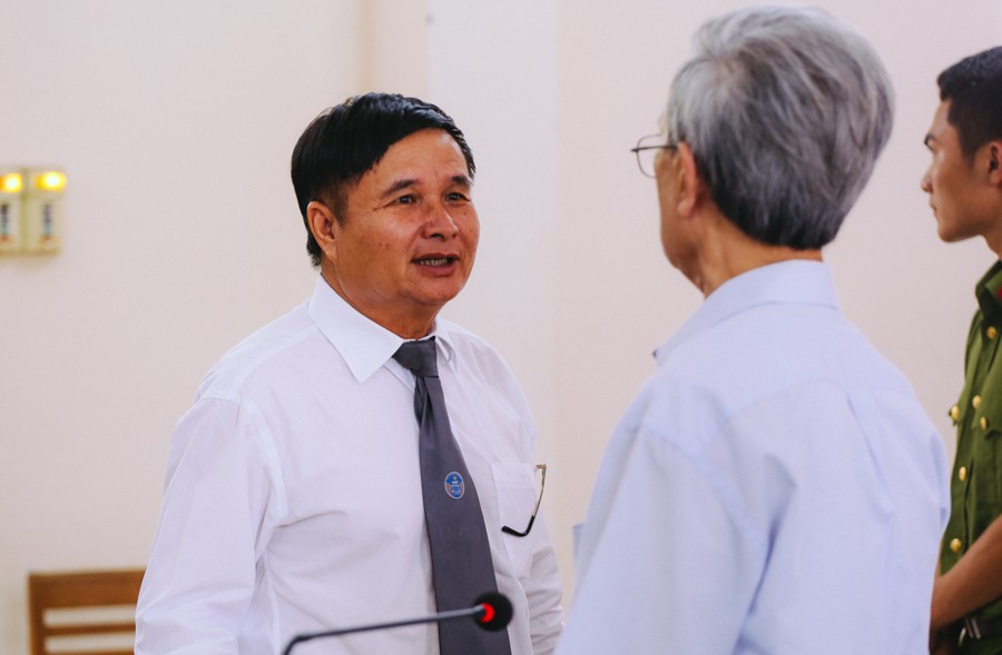 Luật sư của bị cáo 77 tuổi phạm tội dâm ô với trẻ em: Tôi còn muốn toà tuyên vô tội chứ không chỉ giảm xuống 18 tháng tù treo”-5