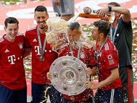 Cầu thủ Bayern Munich tắm bia mừng Đĩa bạc thứ 28 trong lịch sử