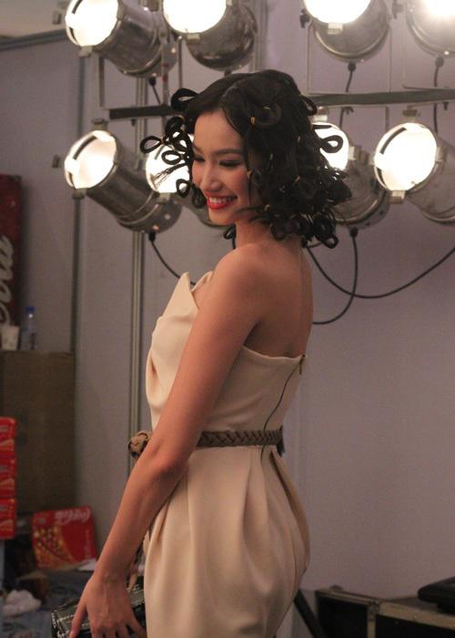 Cười banh nóc với các kiểu làm tóc cực chịu chơi của sao Việt hạng A-8