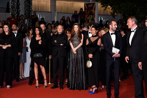 Lý Nhã Kỳ bỗng hóa bầu trời đêm lấp lánh với váy đen xuyên thấu trong ngày trình chiếu Angel Face tại Cannes-4