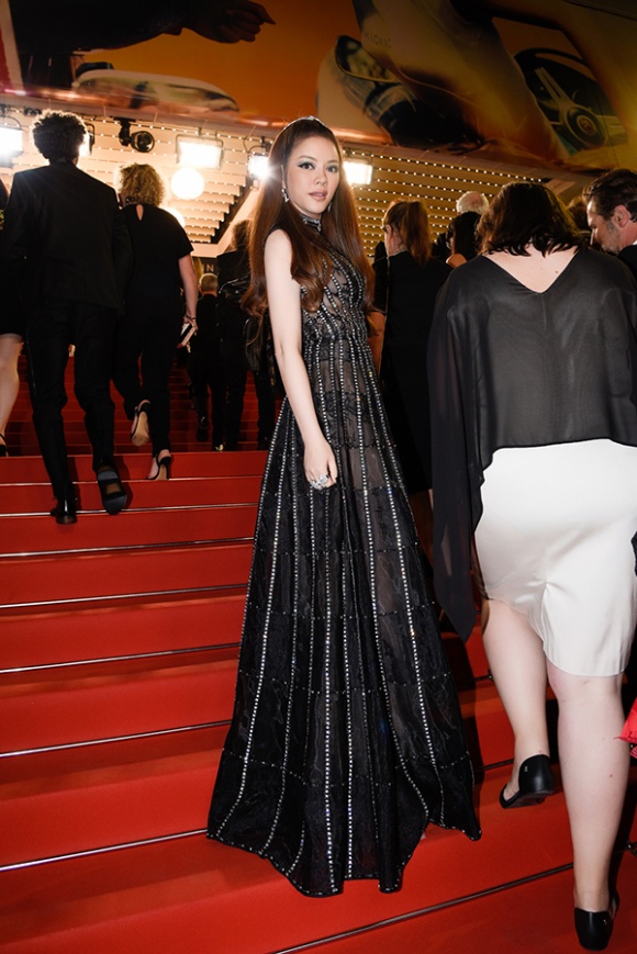 Lý Nhã Kỳ bỗng hóa bầu trời đêm lấp lánh với váy đen xuyên thấu trong ngày trình chiếu Angel Face tại Cannes-6