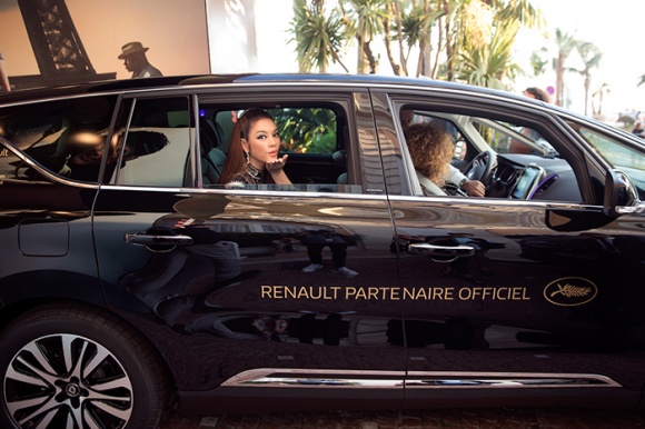 Lý Nhã Kỳ bỗng hóa bầu trời đêm lấp lánh với váy đen xuyên thấu trong ngày trình chiếu Angel Face tại Cannes-2