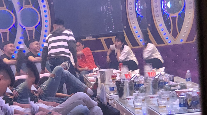 Cận cảnh truy quét nhà hàng thác loạn ở trung tâm Sài Gòn-2