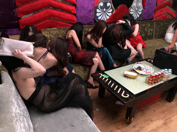 Cận cảnh truy quét nhà hàng thác loạn ở trung tâm Sài Gòn-4