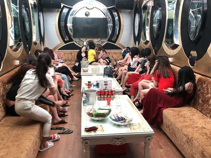 Cận cảnh truy quét nhà hàng thác loạn ở trung tâm Sài Gòn-6