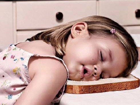 Cười ngất với những pha ngủ gật khó đỡ của bé
