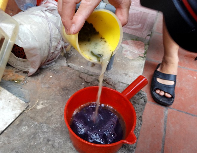 Hà Nội: Hàng nghìn hộ dân hơn 10 năm qua phải ngậm đắng sử dụng nước từ nguồn nước đen, bốc mùi hôi thối-1