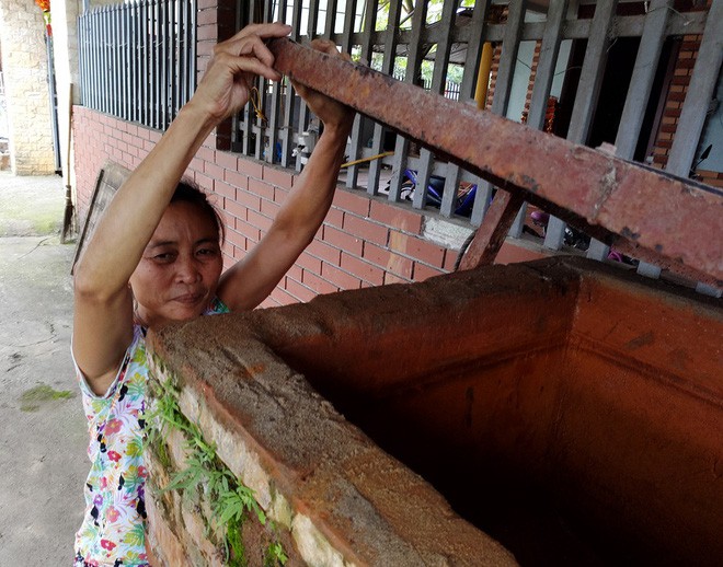 Hà Nội: Hàng nghìn hộ dân hơn 10 năm qua phải ngậm đắng sử dụng nước từ nguồn nước đen, bốc mùi hôi thối-3