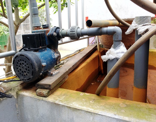 Hà Nội: Hàng nghìn hộ dân hơn 10 năm qua phải ngậm đắng sử dụng nước từ nguồn nước đen, bốc mùi hôi thối-4