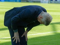 Khoảnh khắc HLV Wenger cúi chào CĐV Arsenal lần cuối gây xúc động