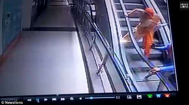 Bà mẹ mải chụp ảnh selfie trên thang cuốn khiến con gái 10 tháng tuổi rơi từ tầng 3 xuống đất-3