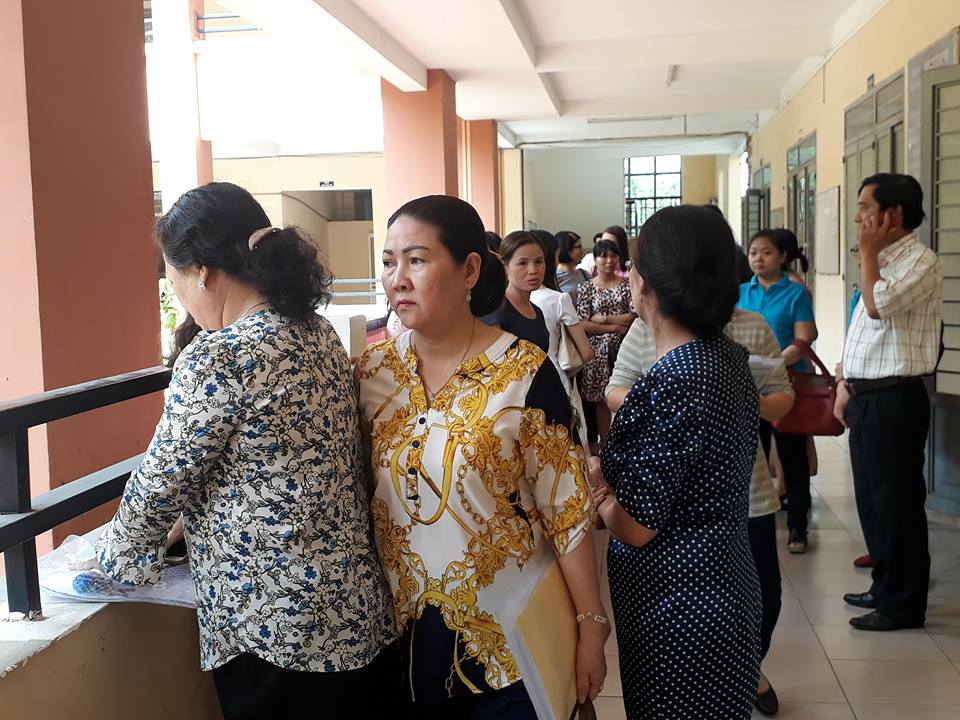 Chênh lệch 3.6 tỷ đồng, giáo viên căng băng rôn đòi hiệu trưởng công khai tài chính-2