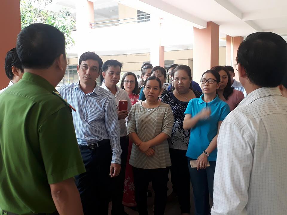 Chênh lệch 3.6 tỷ đồng, giáo viên căng băng rôn đòi hiệu trưởng công khai tài chính-3