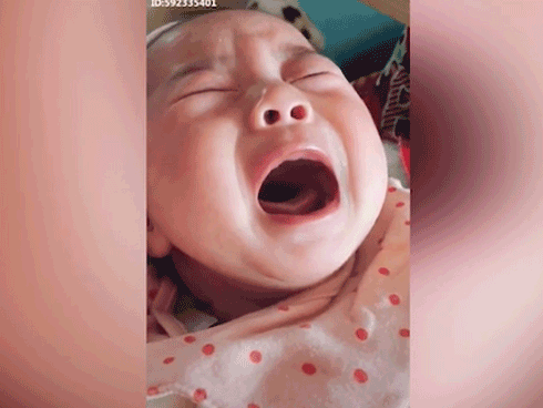 Giả vờ khóc để ăn vạ - em bé khiến người xem không thể nhịn cười