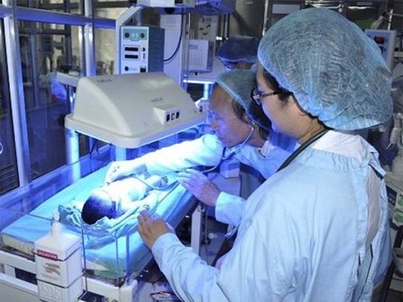 Hai bé sinh non ở tuần thứ 28, nặng chưa đến 1kg sống sót thần kỳ sau 74 ngày