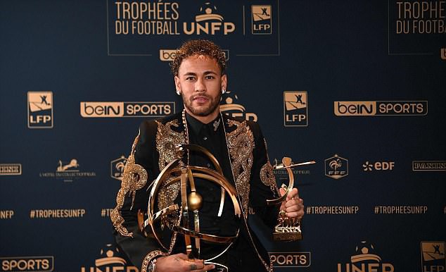Neymar lên đồ như sao điện ảnh, nhận giải thưởng từ tay Ronaldo béo-1