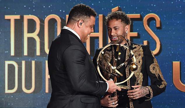 Neymar lên đồ như sao điện ảnh, nhận giải thưởng từ tay Ronaldo béo-2