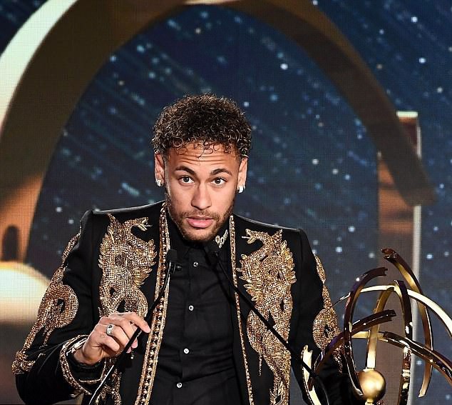 Neymar lên đồ như sao điện ảnh, nhận giải thưởng từ tay Ronaldo béo-3