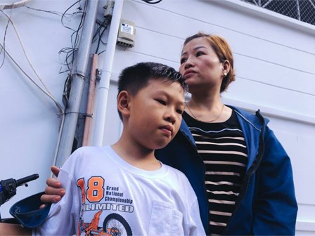 Con trai hiệp sĩ bị cướp đâm chết: 'Từ nay, ba không đón con đi học nữa hả mẹ...'