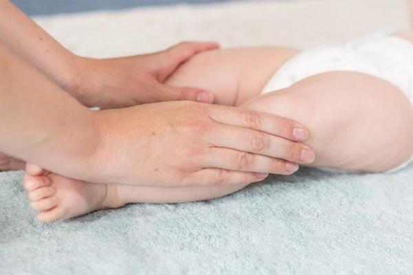4 hành động mẹ tưởng tốt nhưng lại dễ khiến bé lớn lên chân ngắn, cong queo-1