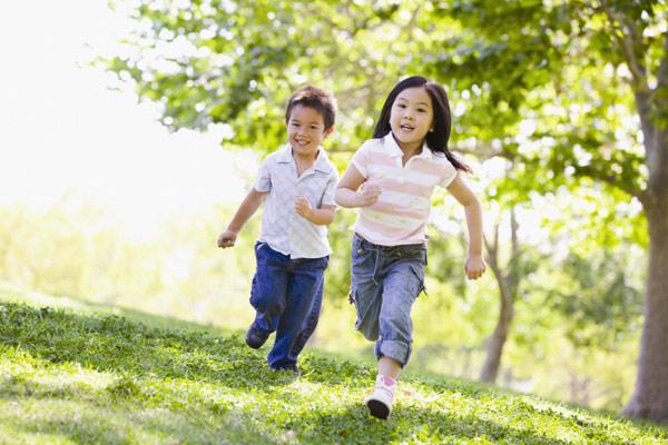 4 hành động mẹ tưởng tốt nhưng lại dễ khiến bé lớn lên chân ngắn, cong queo-3