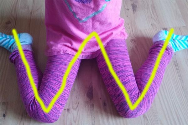 4 hành động mẹ tưởng tốt nhưng lại dễ khiến bé lớn lên chân ngắn, cong queo-2