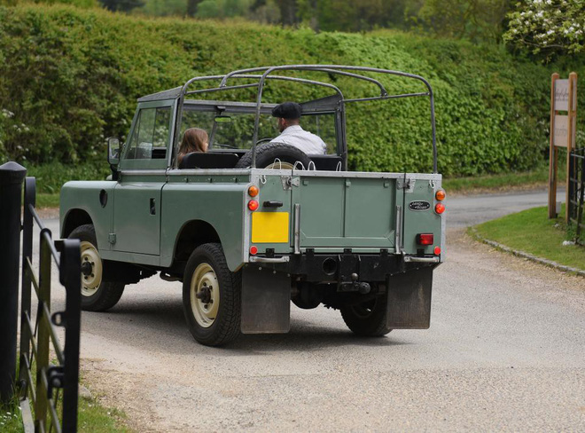 Bé Harper diện đồ như chim cánh cụt đáng yêu, hôn bố Becks cực tình cảm-7