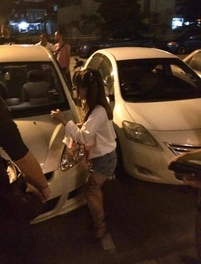 Bị tấn công khi đang bắt taxi, cô gái bình tĩnh đi báo công an với con dao cắm giữa mặt-3