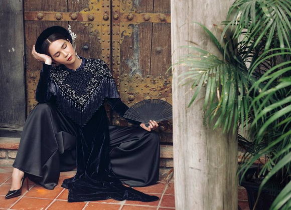 Không phải cứ mặc đồ gợi cảm mới đẹp, Ngọc Trinh diện áo dài vẫn thần thái đỉnh cao-11