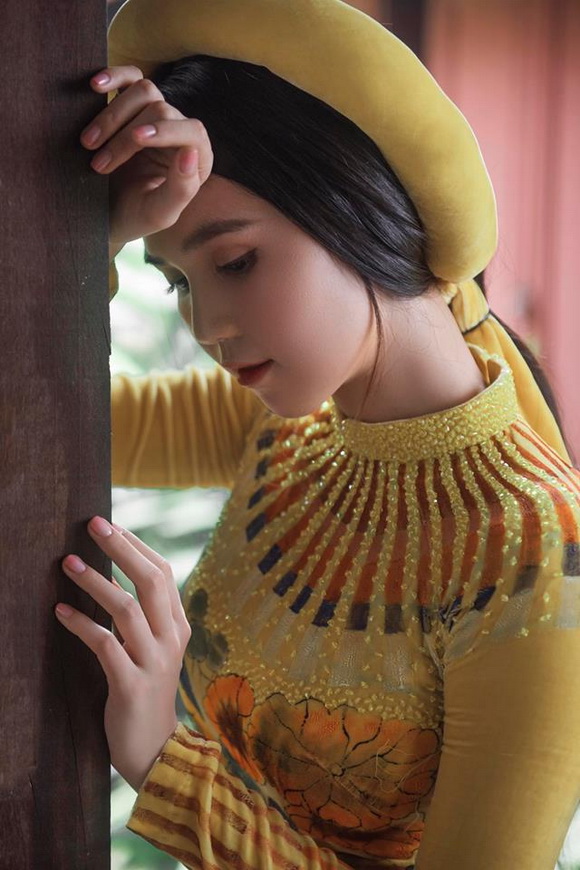 Không phải cứ mặc đồ gợi cảm mới đẹp, Ngọc Trinh diện áo dài vẫn thần thái đỉnh cao-12