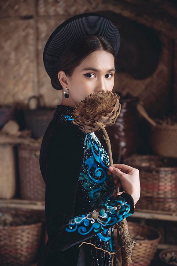 Không phải cứ mặc đồ gợi cảm mới đẹp, Ngọc Trinh diện áo dài vẫn thần thái đỉnh cao-2