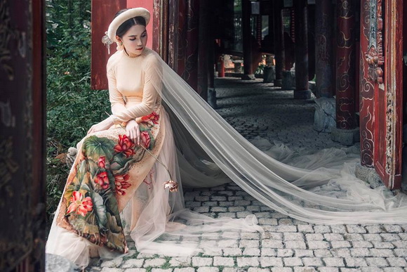 Không phải cứ mặc đồ gợi cảm mới đẹp, Ngọc Trinh diện áo dài vẫn thần thái đỉnh cao-3